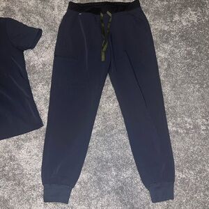 Figs quiet navy scrub set